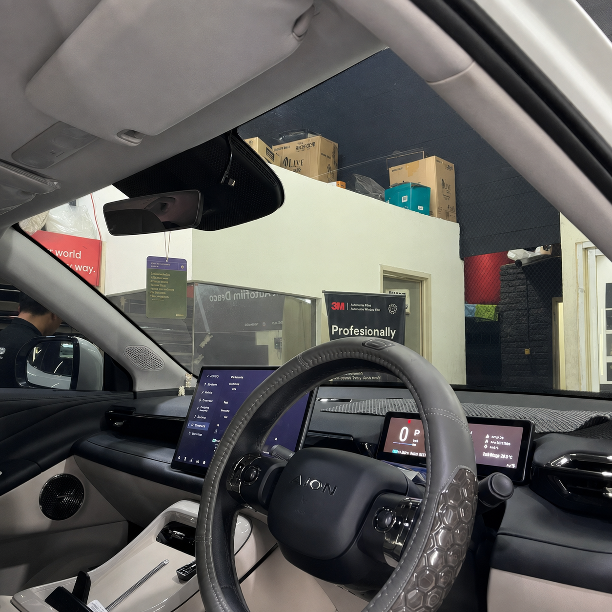 Tampak dalam 3M Crystalline 40% di kaca depan mobil